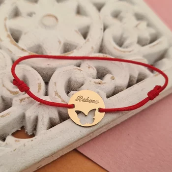 Aranyos Pillangó karkötő - Egyedi 12 mm átmérőjű névvel ellátott érme - 14K sárga arany - Állítható zsinór, többféle színben