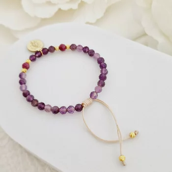 ÉLETERŐ Karkötő - A Hold és a Nap ölelése - 18K Sárga Aranyozott Sterling Ezüst érmével és gömbökkel 2.5 mm - fazettált Rubin és Ametiszt ásvány gyöngyökkel - állítható nude zsinór