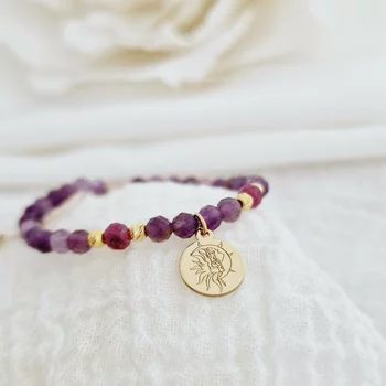 ÉLETERŐ Karkötő - A Hold és a Nap ölelése - 18K Sárga Aranyozott Sterling Ezüst érmével és gömbökkel 2.5 mm - fazettált Rubin és Ametiszt ásvány gyöngyökkel - állítható nude zsinór