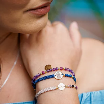 ÉLETERŐ Karkötő - A Hold és a Nap ölelése - 18K Sárga Aranyozott Sterling Ezüst érmével és gömbökkel 2.5 mm - fazettált Rubin és Ametiszt ásvány gyöngyökkel - állítható nude zsinór