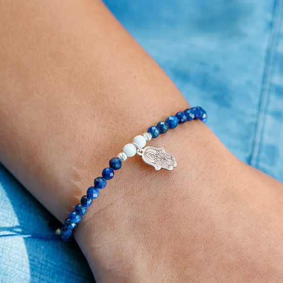 ÉLETERŐ Karkötő - Fatimai Kéz -  925 Sterling Ezüst Charm és gömbök 2,5 mm - Lapis Lazuli & Howlit Ásvány gyöngy - Kék zsinór