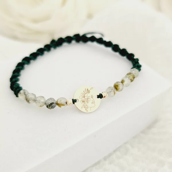 ÉLETERŐ Karkötő - Nőiesség Csokra - 14K Sárga Arany érmével és gömbökkel 2.5 mm - fazettált Prehnit ásvány gyöngyökkel - állítható zöld zsinór