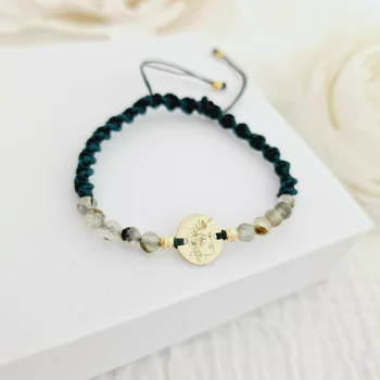 ÉLETERŐ Karkötő - Nőiesség Csokra - 18K Sárga Aranyozott Sterling Ezüst érmével és gömbökkel 2.5 mm - fazettált Prehnit ásvány gyöngyökkel - állítható zöld zsinór