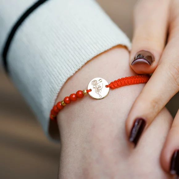 ÉLETERŐ Karkötő - Rózsaláng - 18 K Sárga Aranyozott 925 Ezüst érmével és gömbökkel 2.5 mm - fazettált Korall ásvány gyöngyökkel - állítható piros zsinór