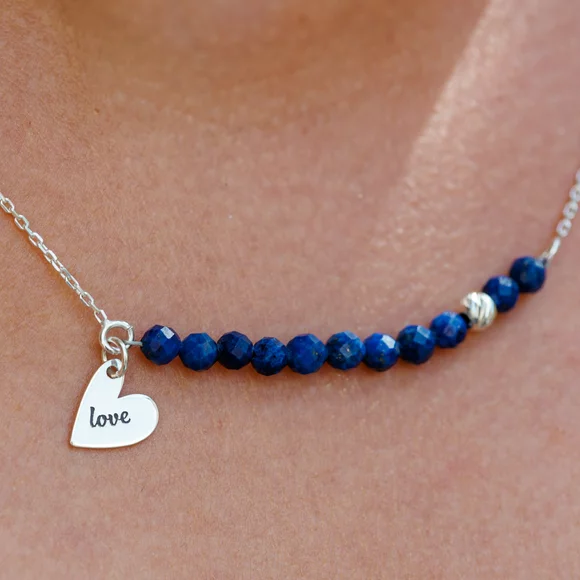 ÉLETERŐ nyaklánc - Az Élet Lüktetése - gravírozott szív medállal Lapis Lazuli ásványgyöngyökkel 4mm -  925 Sterling Ezüst