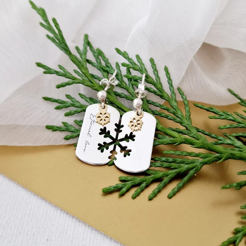 Hópehely nyom fülbevaló – Ezüst és aranyozott részletek, csavaros zár