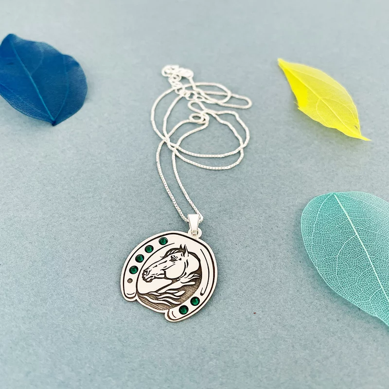 Személyre szabott nyaklánc - Patkó és ló medál - Swarovski kristályok - 925-ös ezüst