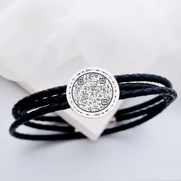 Ezüst QR Kód Érme Karkötő Három Rétegű Bőrrel