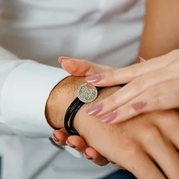 Ezüst QR Kód Érme Karkötő Három Rétegű Bőrrel