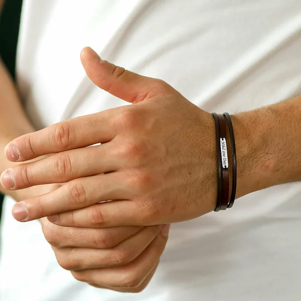 Férfi karkötő 3 rétegű sima természetes bőrrel - Keskeny lemez személyre szabott gravírozással - Ezüst 925 - Rozsdamentes acél kapcsok