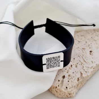 Széles Bőr Karkötő Ezüst QR Kód Lemezzel