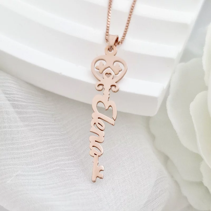 Függőleges Név Nyaklánc - A Sors Kulcsa - 18K Rozé Aranyozott Sterling Ezüst - Körkapocs