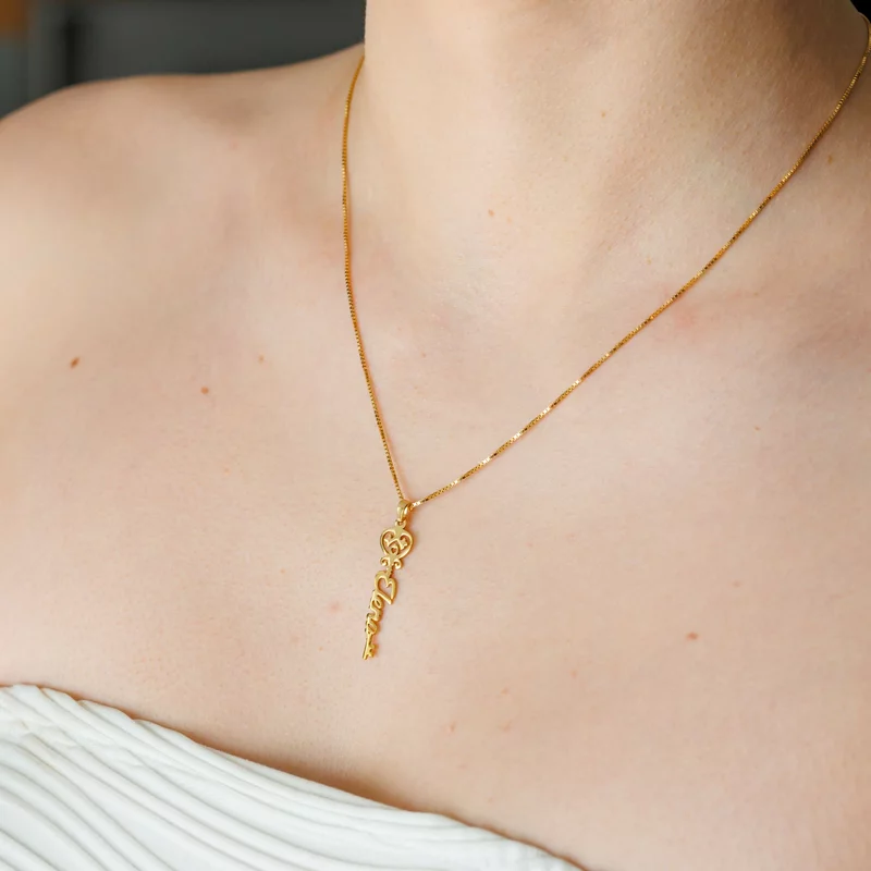 Függőleges Név Nyaklánc - A Sors Kulcsa - 18K Sárga Aranyozott Sterling Ezüst - Körkapocs