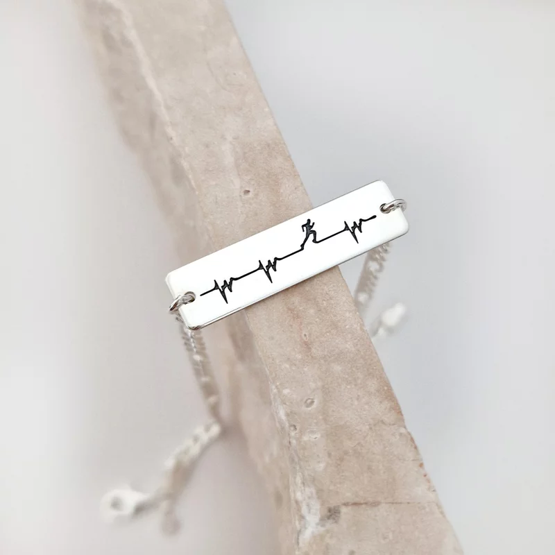 Gravírozott Lemez Karkötő – Szívverés és futó motívum– 925-ös Sterling Ezüst – Férfi lánc