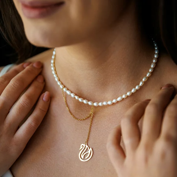 Gyöngy Nyaklánc - Arany Hattyú - Fehér Rizs-szem Gyöngy - 18K Sárga Aranyozott 925 Sterling Ezüst Hattyú Medál és Lánc - Karabíner Zár