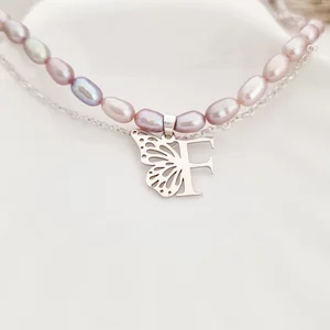 Gyöngy Nyaklánc - Díszes Kezdőbetű - Rizs-szem Gyöngy és 925 Sterling Ezüst Medál - Karabíner Zár