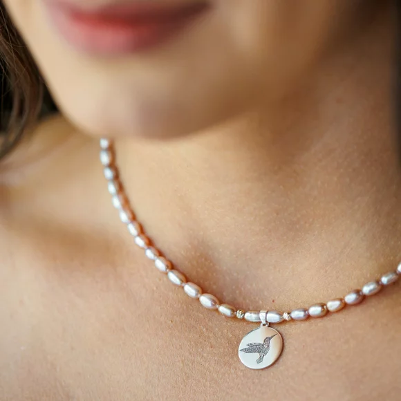 Gyöngy Nyaklánc - Kolibri - Rizs-szem Gyöngy és 925 Sterling Ezüst Medál - Delfinkapocs