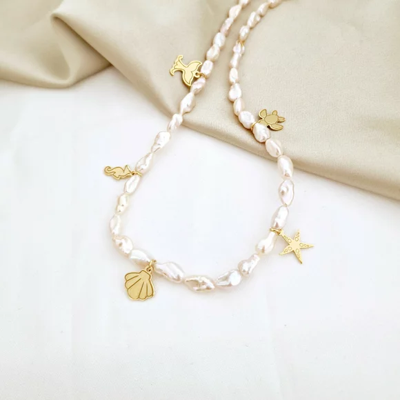Gyöngy Nyaklánc - Trópusi Csillogás - Keshi Gyöngysor Nyári Charmokkal - 18K Sárga Aranyozott 925 Sterling Ezüst - Körkapocs