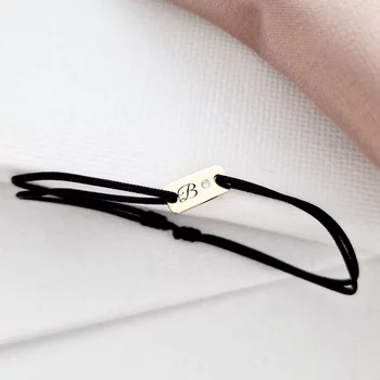 14K Lemez Monogram Karkötő Gyémánttal és állítható zsinórral