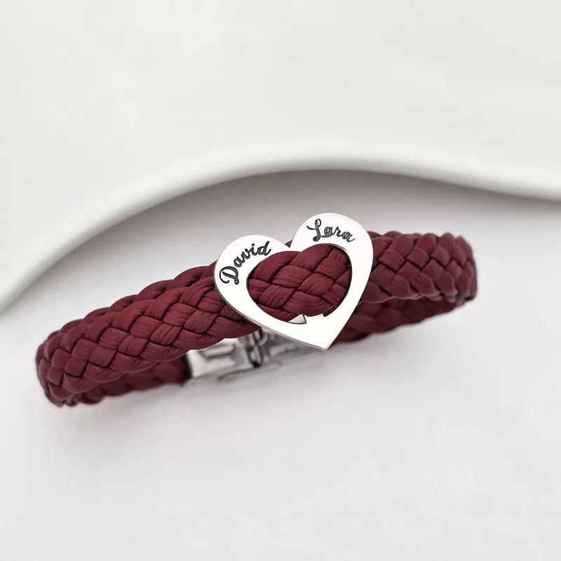 Karkötő és Szív Charm - Gravírozott Nevek – Fonott Vörös Bőr – 925 Ezüst – Rozsdamentes Acél Csatos Zár
