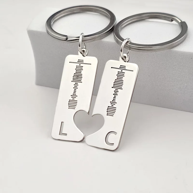 Két Darabos Személyre Szabott Kulcstartó Szett – Hanghullám, Kezdőbetűvel és Szív Alakú Kivágással – 925 Sterling Ezüst