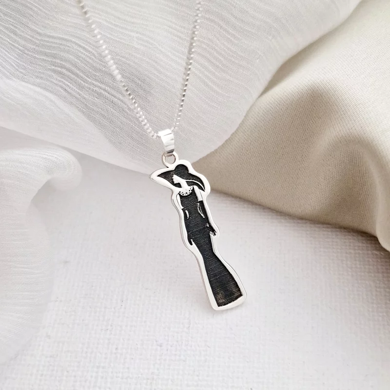 Lánc medállal Modell - Nő divatos kalappal - Ezüst 925