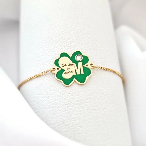 Lóhere Karkötő Kezdőbetűvel – 18K Sárga Aranyozott 925 Sterling Ezüst - Zöld Tűzzománc & Swarovski Kristály - Csúszó Szabályzó