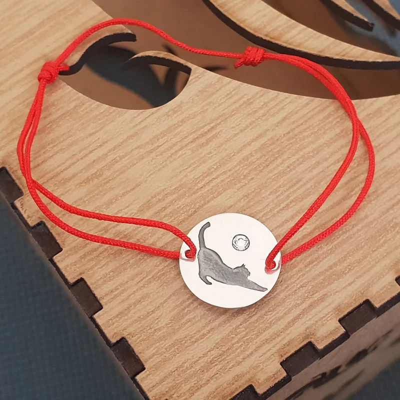 Macska karkötő Swarovski kristállyal - Ezüst 925, piros zsinór