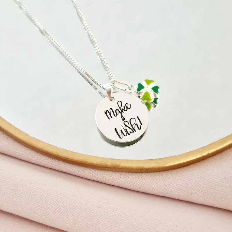 Make a Wish Nyaklánc – Gravírozott Medál és Négylevelű Lóhere Charm – 925 Sterling Ezüst