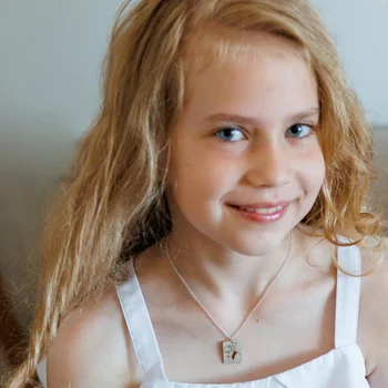 MARIA lánc Our Children kollekció - Lány medál piros sállal - Ezüst 925 és zománc