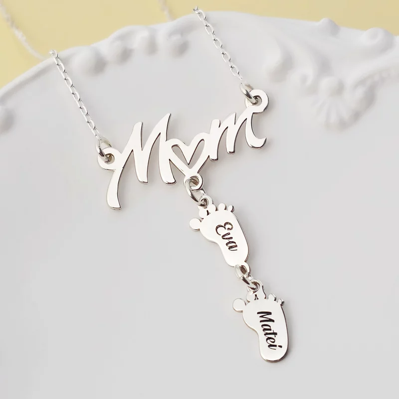 Nyaklánc „Mom” medállal és két babalábnyommal – 925-ös ezüst