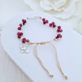 ÉLETERŐ Karkötő - Anyai Kötelék - MOM, pillangó charm és 925 Sterling Ezüst gömbök, - Fazettált Rubin ásvány gyöngyök - nude zsinór