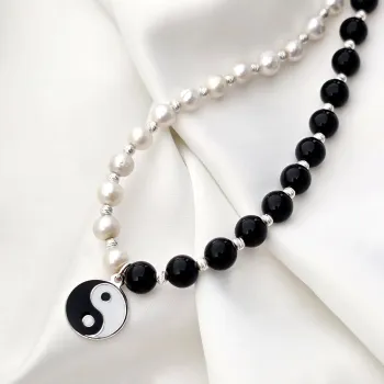 Elegáns Yin Yang nyaklánc fehér gyöngyökkel és ónix ásványokkal – 925-ös ezüst