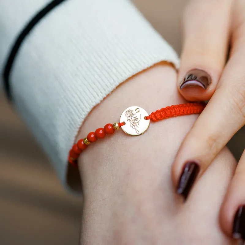 ÉLETERŐ Karkötő - Rózsaláng - 18 K Sárga Aranyozott 925 Ezüst érmével és gömbökkel 2.5 mm - fazettált Korall ásvány gyöngyökkel - állítható piros zsinór