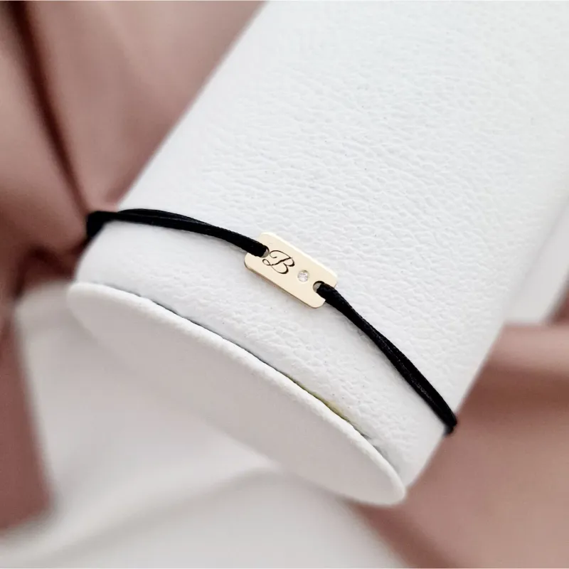 14K Lemez Monogram Karkötő Gyémánttal és állítható zsinórral