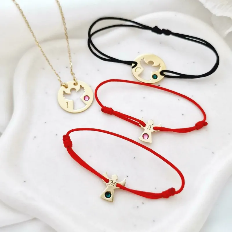 Személyre szabott családi ékszerszett – 3 karkötő és 1 nyaklánc – Angyalkák Swarovski kristályokkal – 18K arannyal bevont 925-ös ezüst – Állítható zsinór