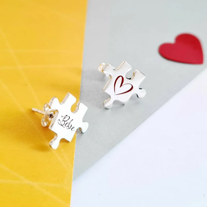 Személyre szabott fülbevaló - Gravírozott/színes zománccal díszített puzzle darab - Ezüst 925 - csavaros záródás