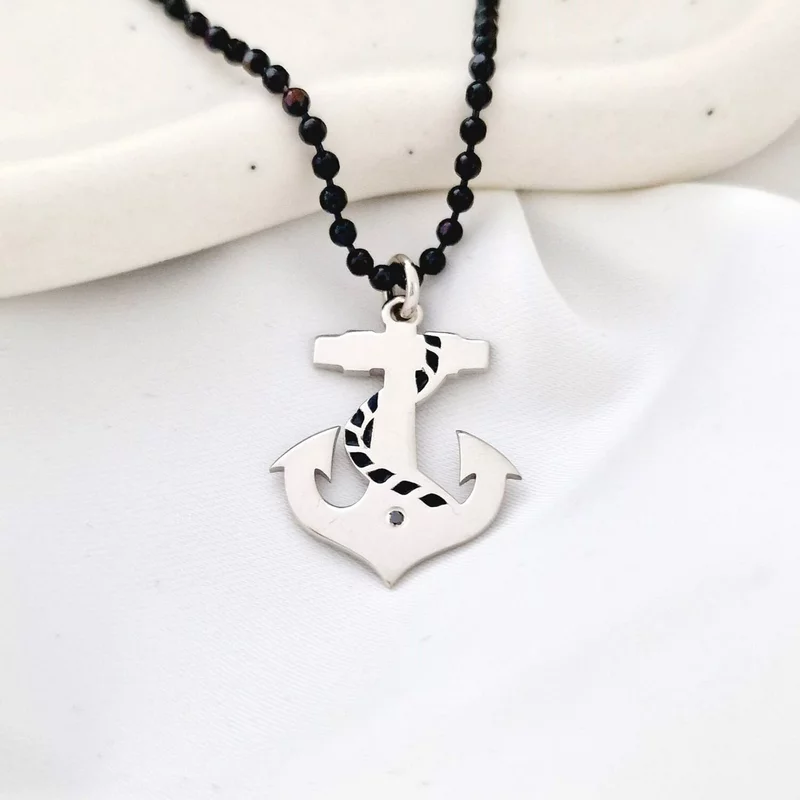 Ródiumozott 925-ös Ezüst Férfi Nyaklánc - Horgony - Fekete Zománc díszítéssel és Természetes Gyémánttal