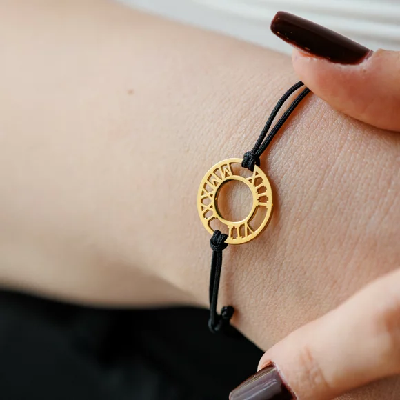 Római Kör Karkötő - Medál Születési Dátum Római Számokkal - 18K Sárga Aranyozott 925 Sterling Ezüst - Állítható Zsinór