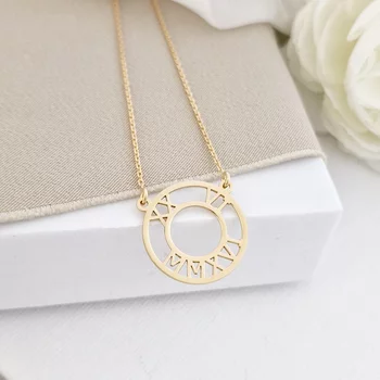 Római Kör Nyaklánc - Medál Születési Dátum Római Számokkal - 18K Sárga Aranyozott 925 Sterling Ezüst - Körkapocs