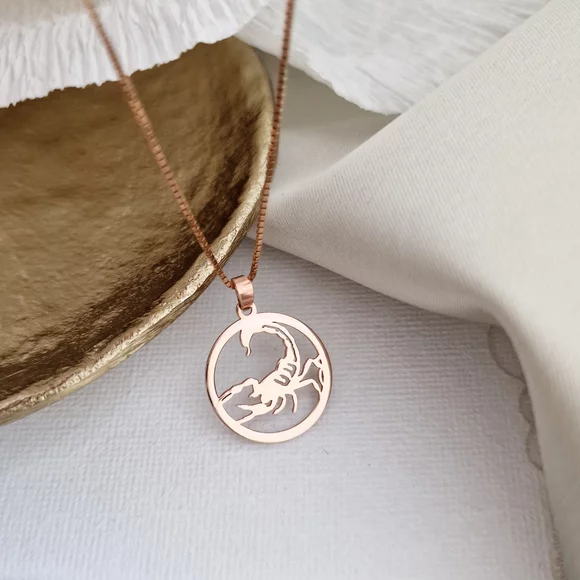 Skorpió Csillagjegy Nyaklánc - 18K Rozé Aranyozott 925 Sterling Ezüst - Körkapocs
