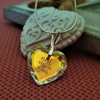 Szív formájú gravírozott Swarovski kristálylánc - A világ legjobb anyukája