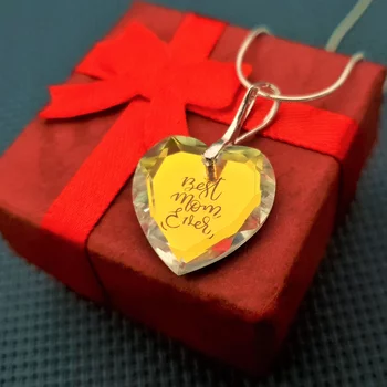 Szív formájú gravírozott Swarovski kristálylánc - A világ legjobb anyukája