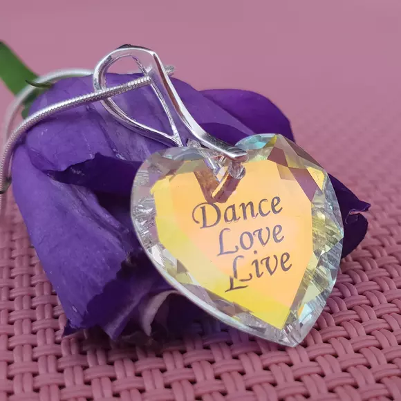 Szívbe gravírozott Swarovski kristálylánc - Live Love Dance