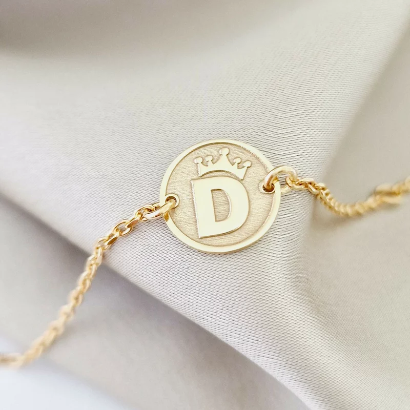 Személyre Szabható Érem Karkötő – Korona & Kezdőbetű – 18K Arannyal Bevont 925 Ezüst – Lánccal (fiú/lány)