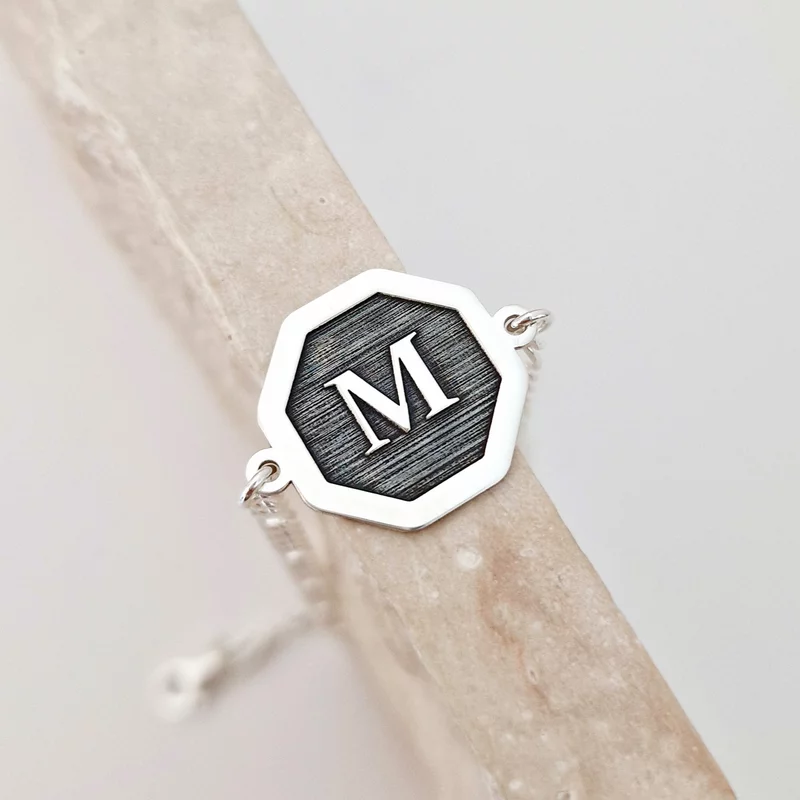Személyre Szabható Oktagon Karkötő – Dombormű Gravírozott Kezdőbetű – 925 Ezüst – Férfi Lánccal
