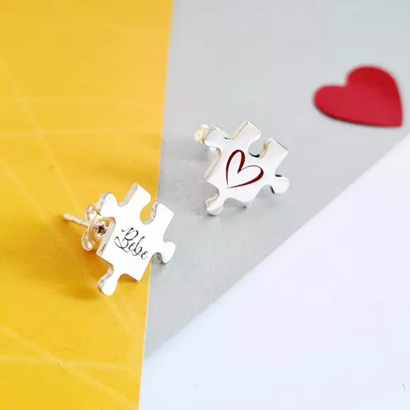Személyre szabott fülbevaló - Gravírozott/színes zománccal díszített puzzle darab - Ezüst 925 - csavaros záródás