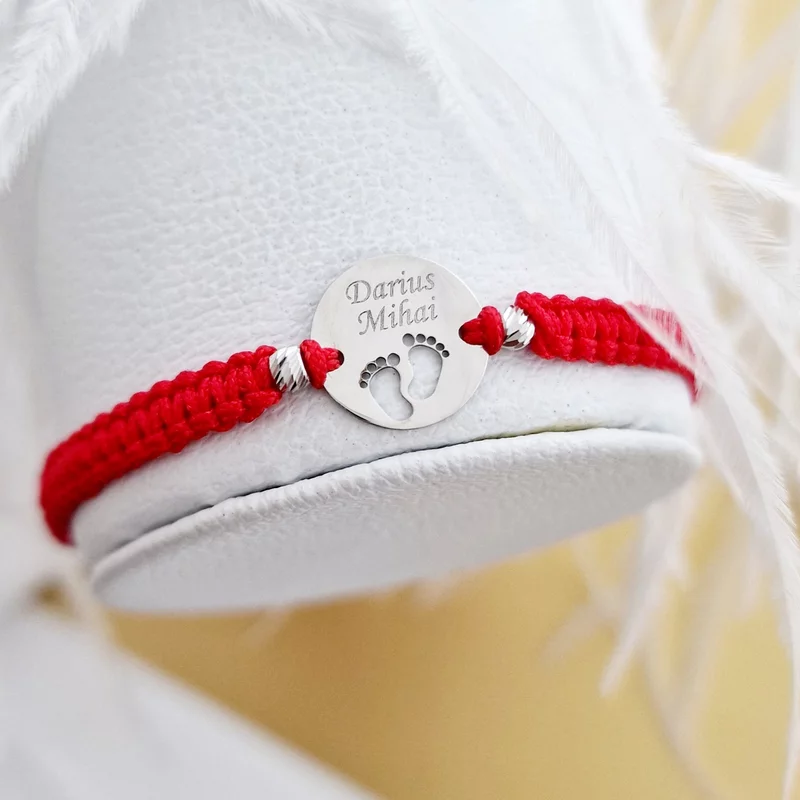 Személyre szabott karkötő - 12 mm-es érme vágott lábakkal és 2 db 3 mm-es golyóval - 14K White Gold - Állítható fonott zsinór