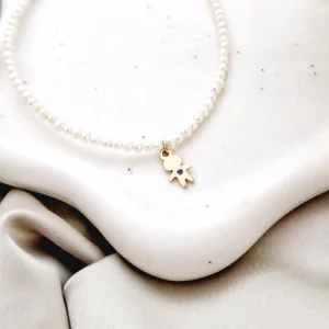 Személyre szabott karkötő - Az Ártatlanság Rezgései - Gyöngysor és Kisfiú Charm Szafírral - 925-ös Ezüst 18K Sárga arany bevonattal