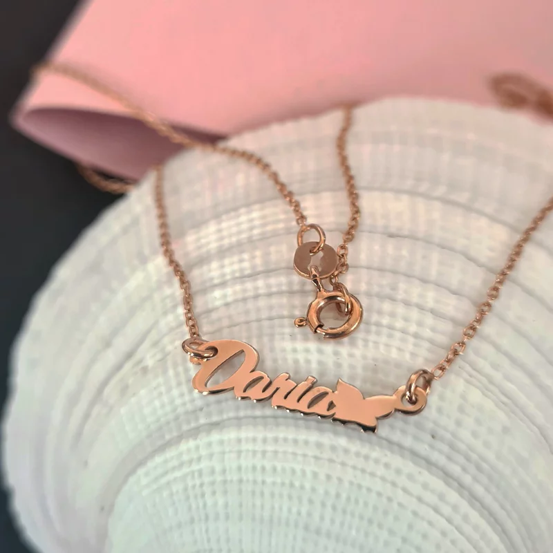 Személyre szabott lánc névvel és pillangó szimbólummal - Elegáns betűtípus - Ezüst 925 18K Rose Gold bevonattal